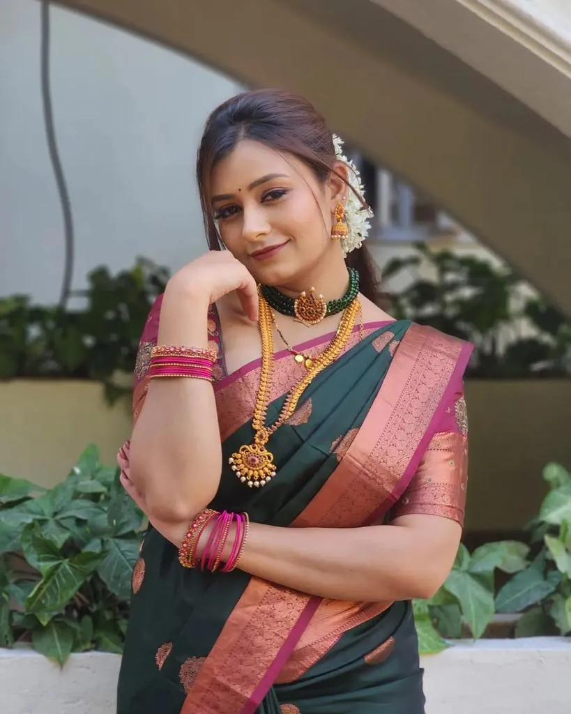 Exceptional Dark Green Soft Silk Saree With Blooming Blouse Piece