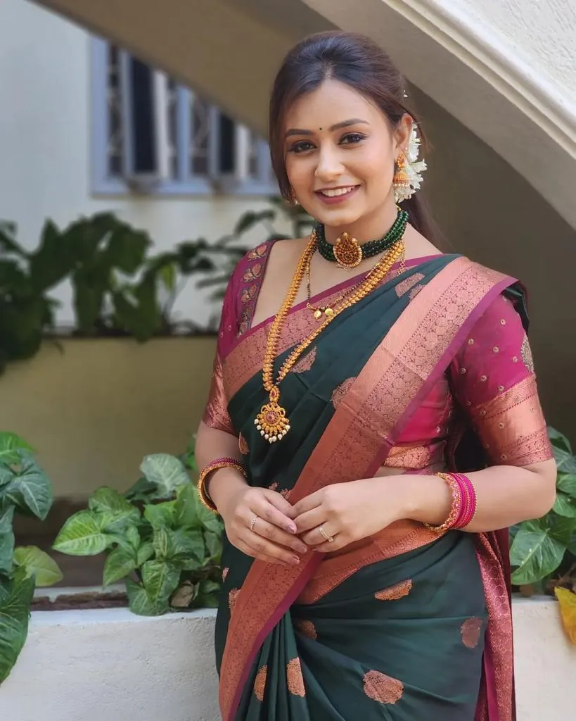 Exceptional Dark Green Soft Silk Saree With Blooming Blouse Piece