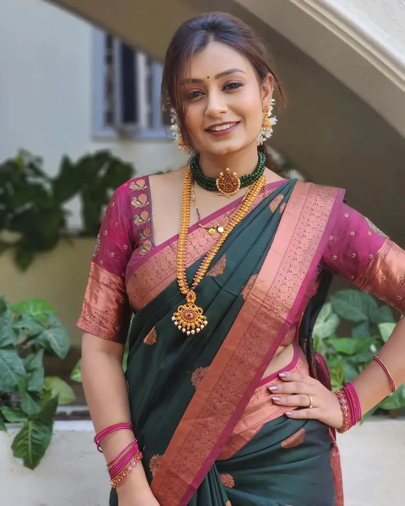 Exceptional Dark Green Soft Silk Saree With Blooming Blouse Piece