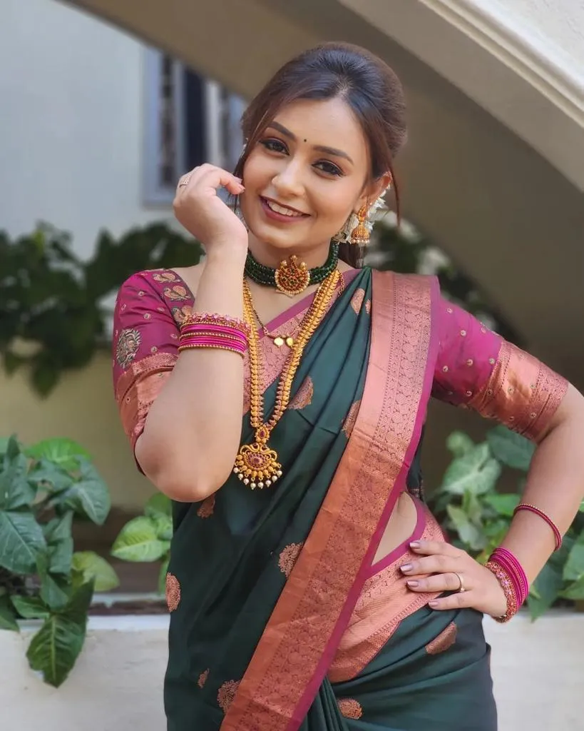 Exceptional Dark Green Soft Silk Saree With Blooming Blouse Piece