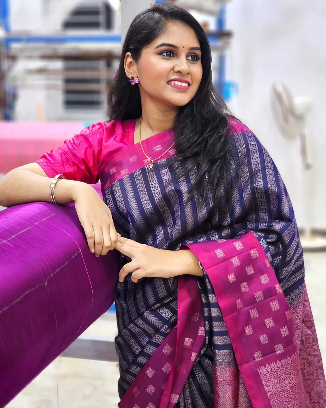 Sonorous Navy Blue Soft Silk Saree With Posh Blouse Piece