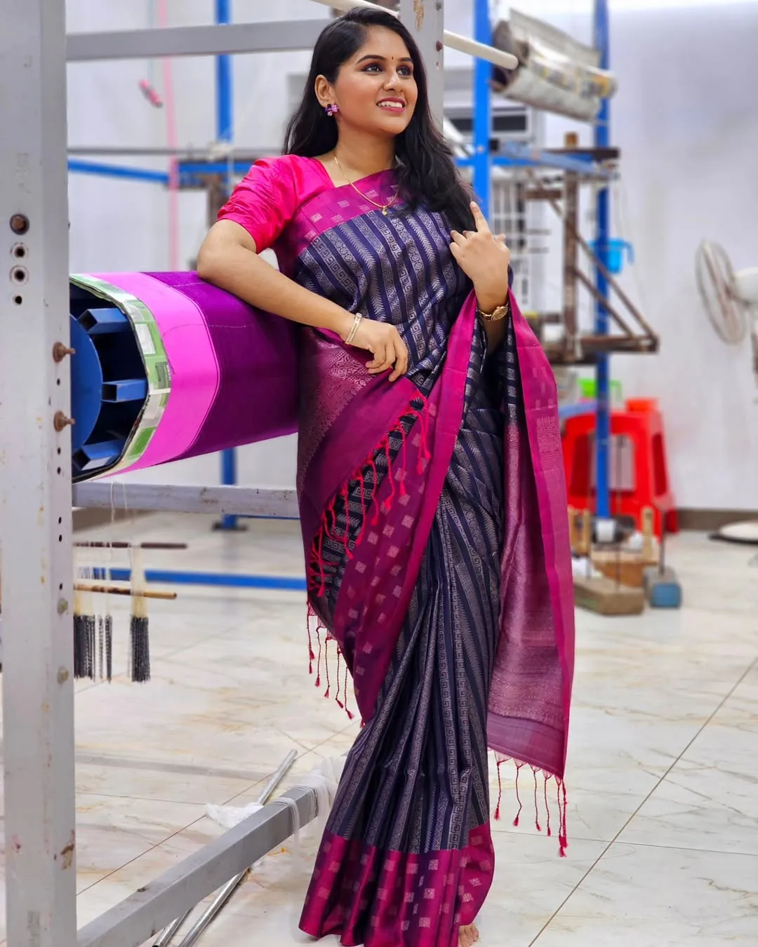 Sonorous Navy Blue Soft Silk Saree With Posh Blouse Piece