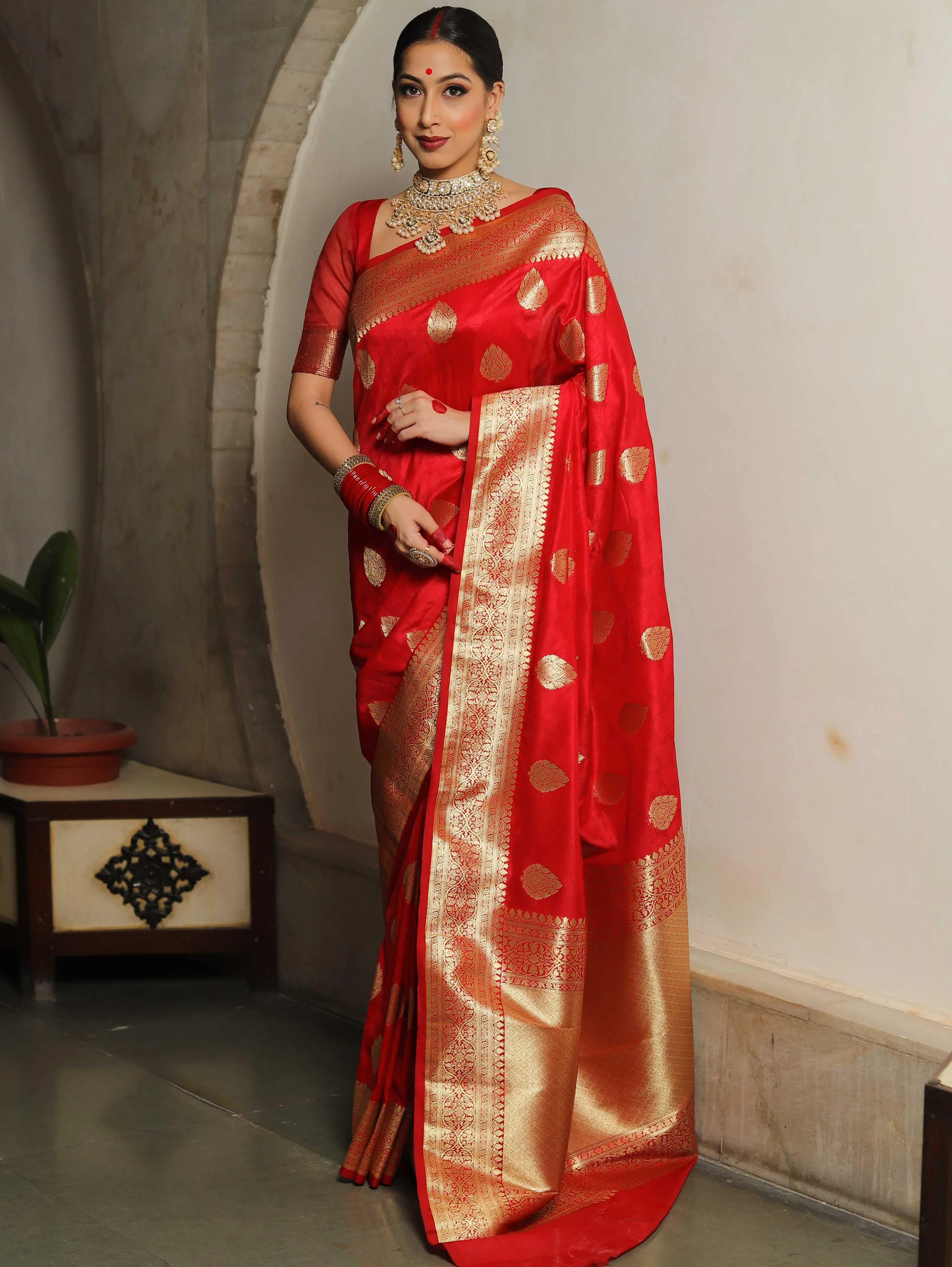 Sonorous Red Soft Silk Saree With Resonant Blouse Piece
