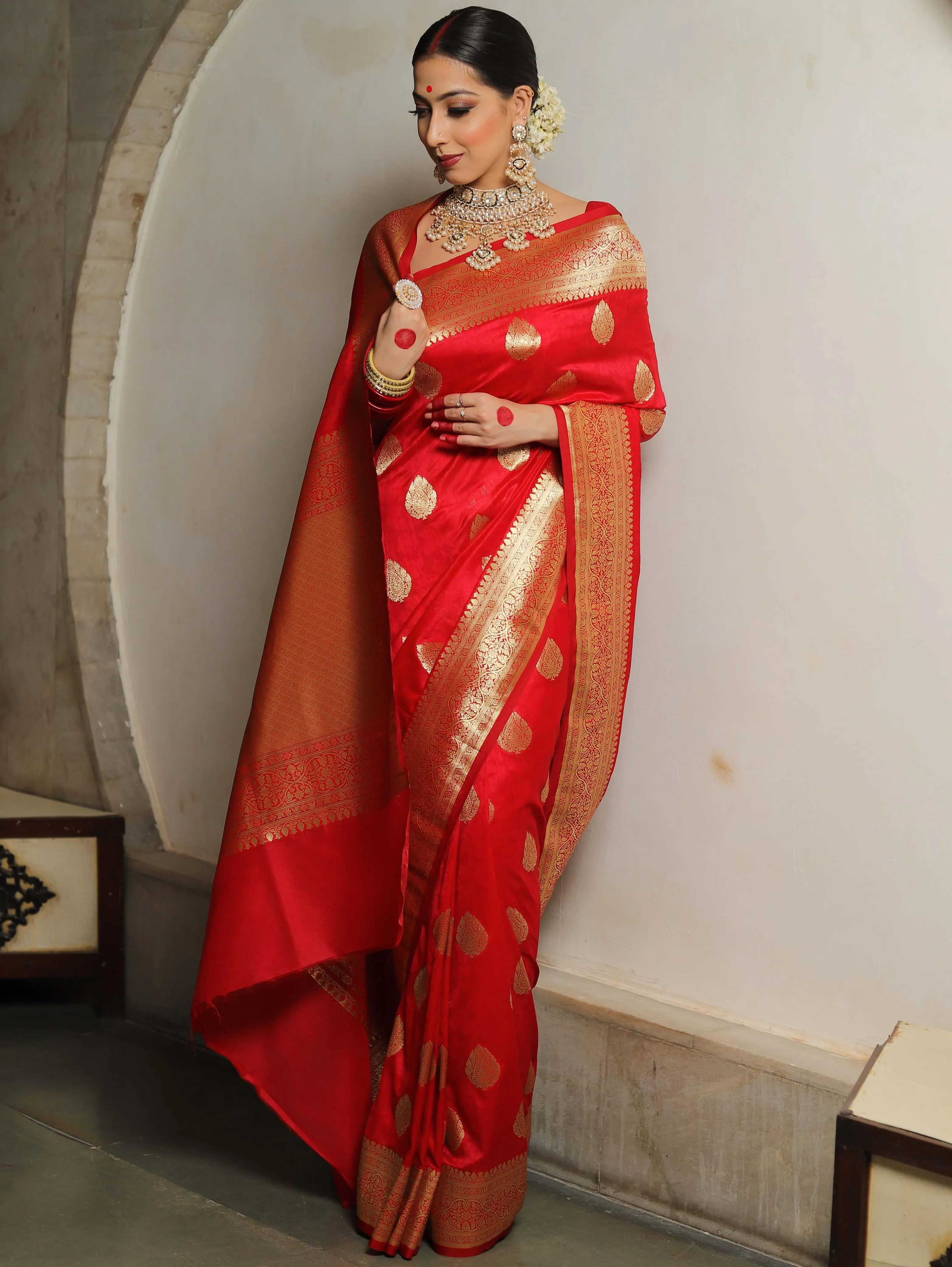 Sonorous Red Soft Silk Saree With Resonant Blouse Piece