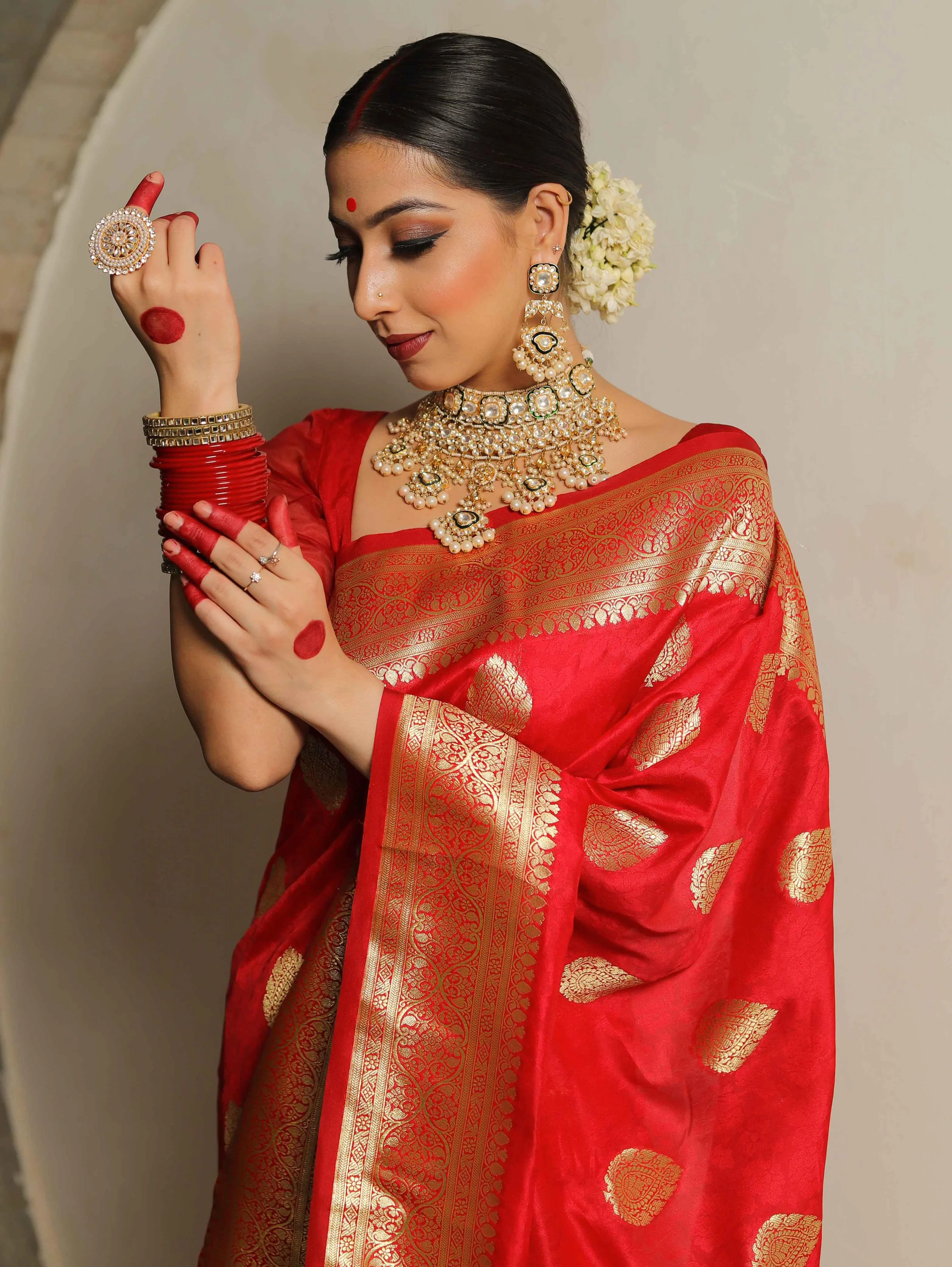 Sonorous Red Soft Silk Saree With Resonant Blouse Piece