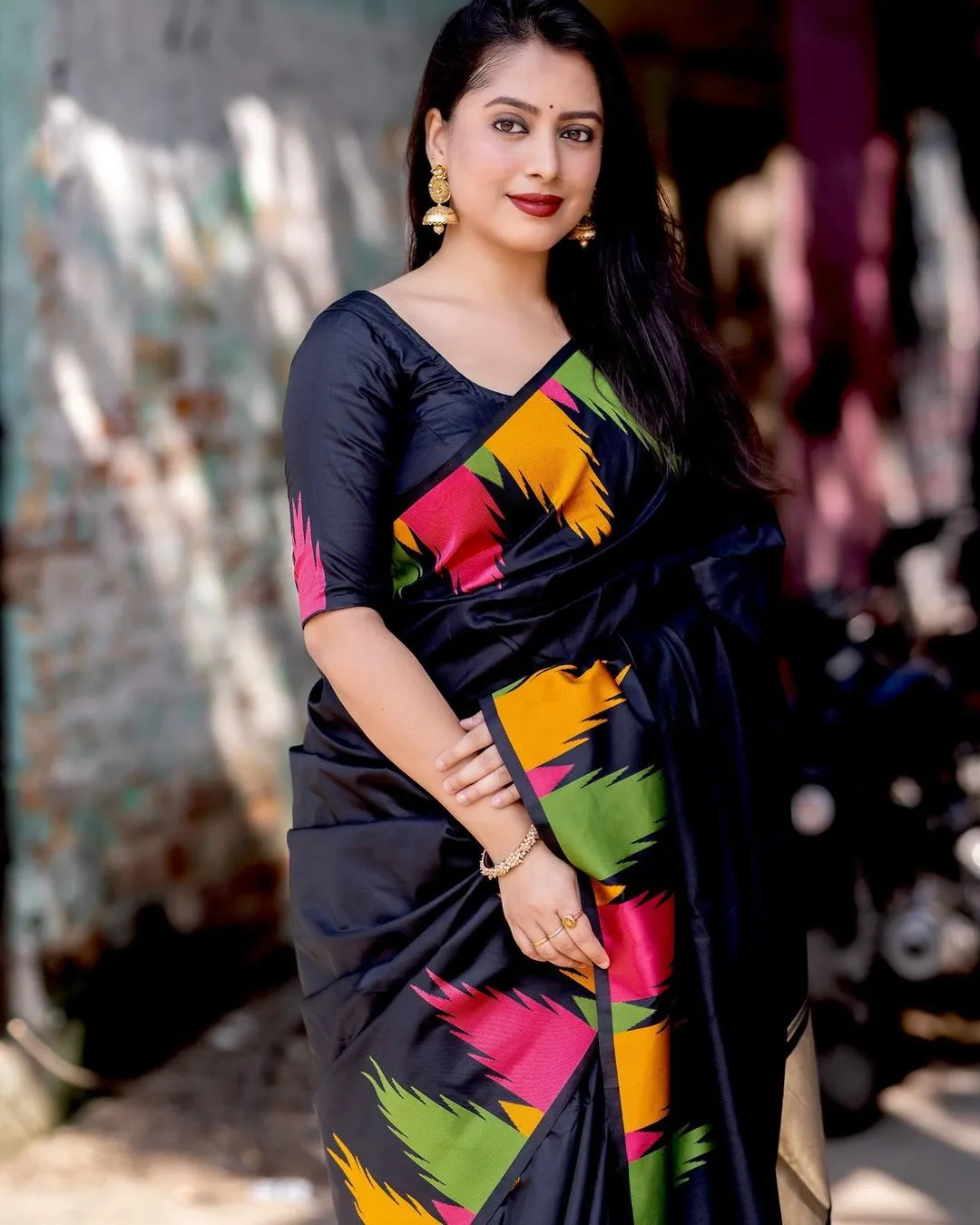 Zephyr Black Soft Silk Saree With Entrancing Blouse Piece